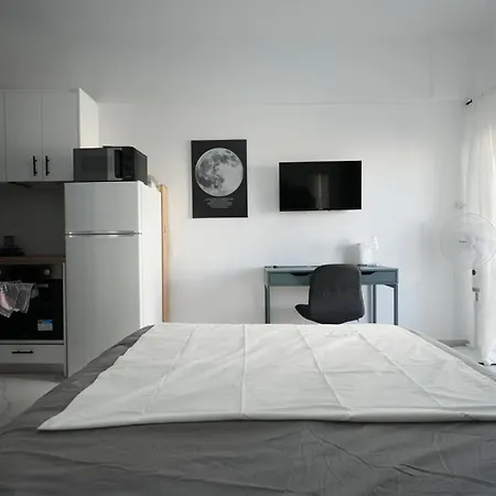 Couples Cozy Seaside Studio Лоутраки Экстерьер фото