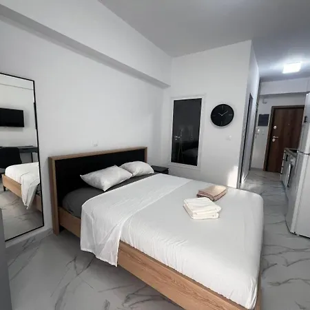 Couples Cozy Seaside Studio Лоутраки Экстерьер фото